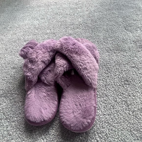 10 lavender fuzzy slippers - Picture 7 of 9